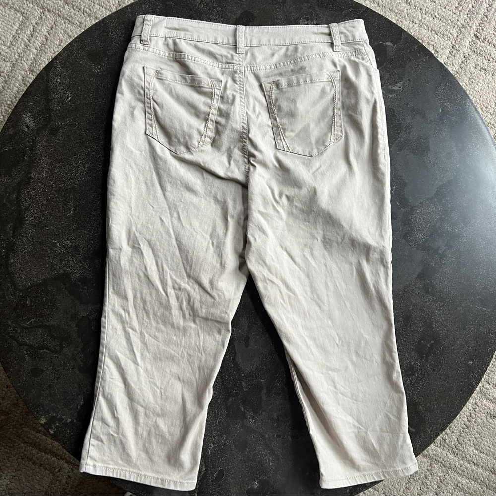Croft & Barrow Classic Fit Capri - Size 12 - Picture 5 of 10